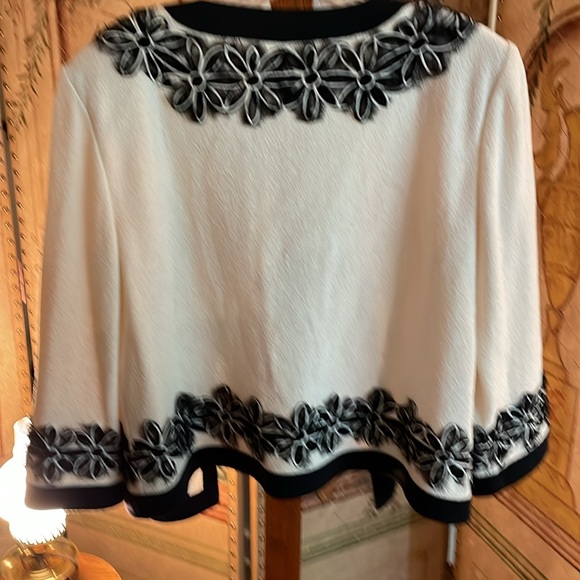ST. JOHN Women’s Knit Cream Black Embroidered Trim Jacket Size 12 - Picture 9 of 16